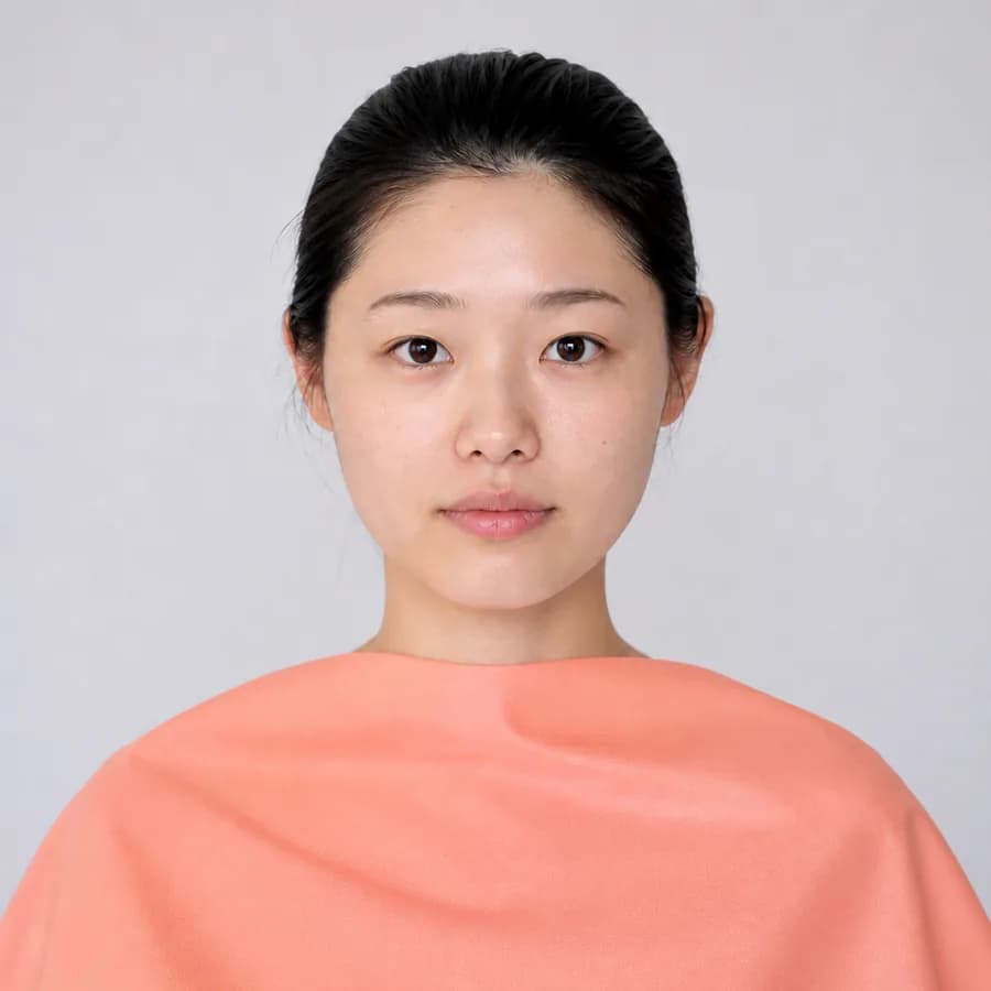 같은 얼굴에 따뜻한 천을 두른 모습